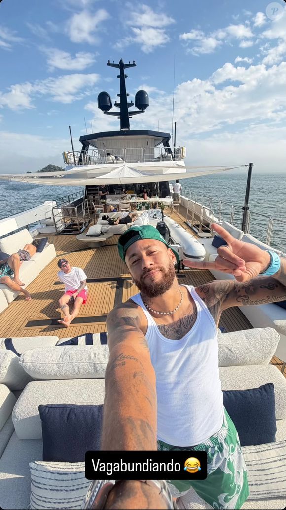 Após a classificação do Santos na Copa do Brasil, Neymar ironizou as críticas do presidente do Remo ao publicar um passeio de iate com a legenda 'Vagabundiando' ao lado da família