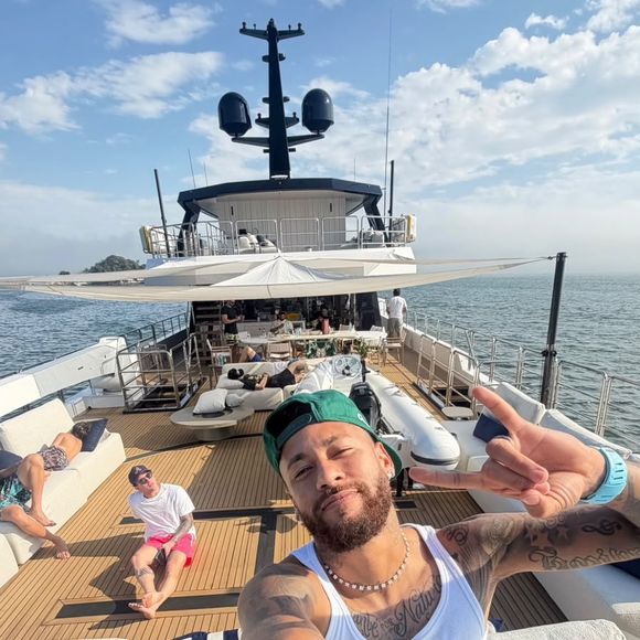 Após a classificação do Santos na Copa do Brasil, Neymar ironizou as críticas do presidente do Remo ao publicar um passeio de iate com a legenda 'Vagabundiando' ao lado da família