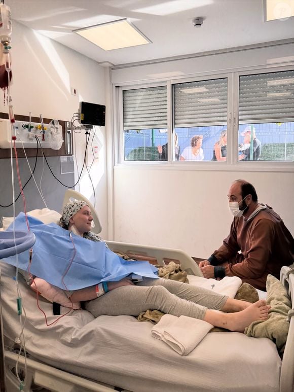 Pai de Isabel Veloso pediu desculpas aos fãs pela ausência dos últimos meses e disse estar sem forças para lidar com tudo