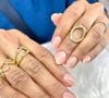 Unhas de sabão: a tendência de unha soap nails deixa as mãos com aspecto mais minimalista, e o comprimento das unhas normalmente é mais arredondado.