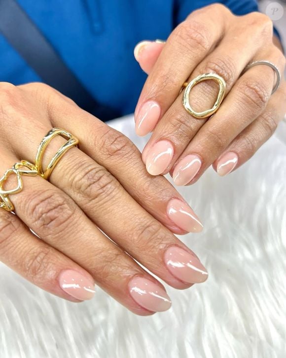 Unhas de sabão: a tendência de unha soap nails deixa as mãos com aspecto mais minimalista, e o comprimento das unhas normalmente é mais arredondado.