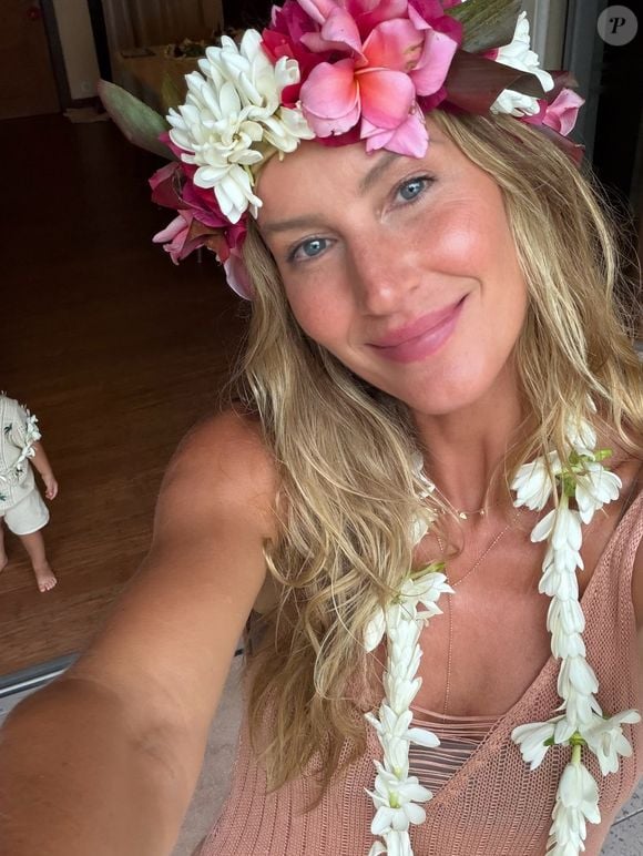 Gisele Bündchen relatou insegurança com ataques sobre a aparência, mas isso mudou aos 16 anos quando foi chamada para desfile, meses depois posou para a 'Vogue', sendo capa da edição da Inglaterra