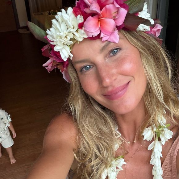 Gisele Bündchen relatou insegurança com ataques sobre a aparência, mas isso mudou aos 16 anos quando foi chamada para desfile, meses depois posou para a 'Vogue', sendo capa da edição da Inglaterra