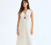 Minimalista e sofisticado, o vestido midi sem mangas da H&M aparece como uma das peças mais versáteis da temporada ao unir conforto, caimento elegante e tom neutro atemporal