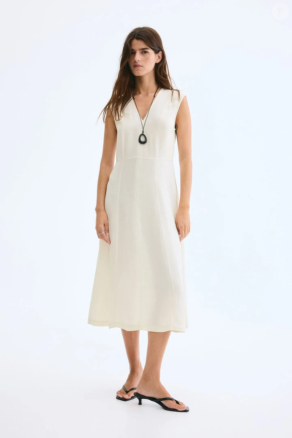 Minimalista e sofisticado, o vestido midi sem mangas da H&M aparece como uma das peças mais versáteis da temporada ao unir conforto, caimento elegante e tom neutro atemporal