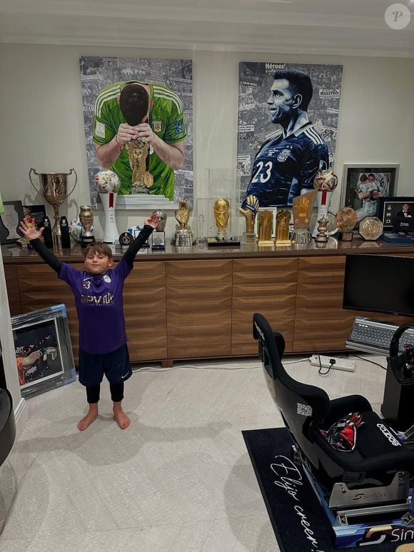 No escritório da mansão ficam memórias, prêmios e conquistas do jogador argentino