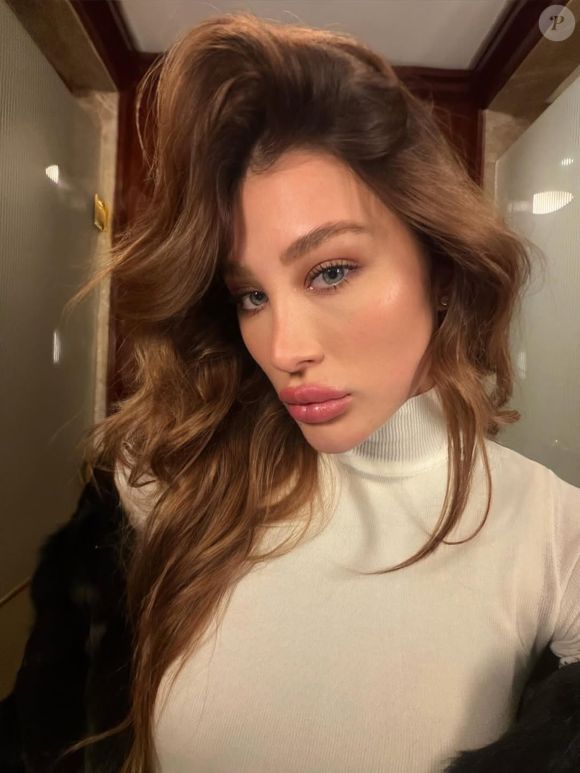 'Me sinto honrada por representar o Brasil em um capítulo tão importante da história da moda', disse Esther Marques em entrevista exclusiva ao Purepeople sobre o look exclusivo