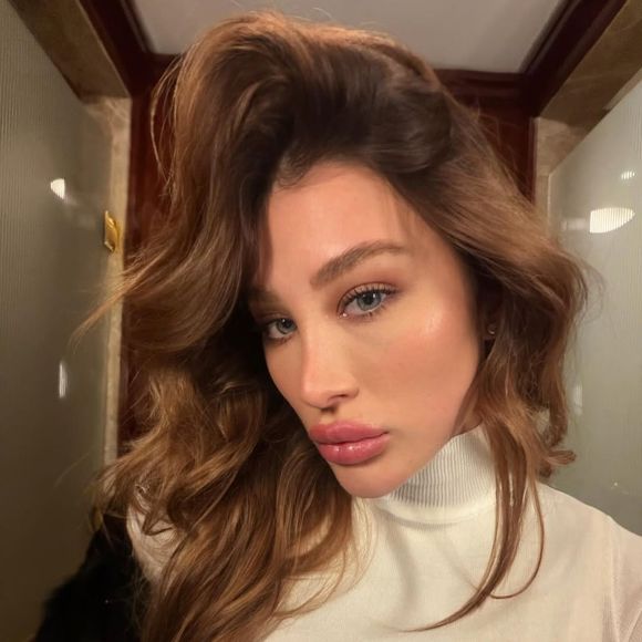 'Me sinto honrada por representar o Brasil em um capítulo tão importante da história da moda', disse Esther Marques em entrevista exclusiva ao Purepeople sobre o look exclusivo