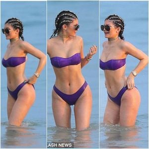 Com 18 anos recém-completados, Kylie Jenner curtiu férias no México, com a irmã Kendall, e exibiu corpo antes do silicone