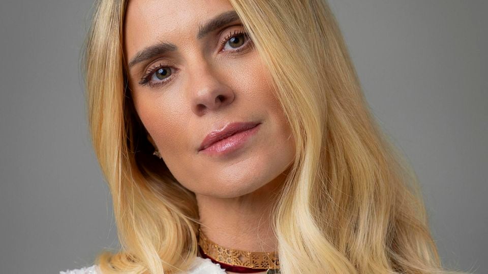 O segredo da beleza natural de Carolina Dieckmmann: dermato revela detalhes