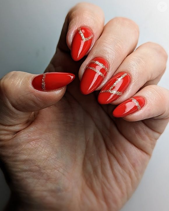 Unha natalina decorada com esmalte vermelho e glitter: essa nail art é marcante e ousada