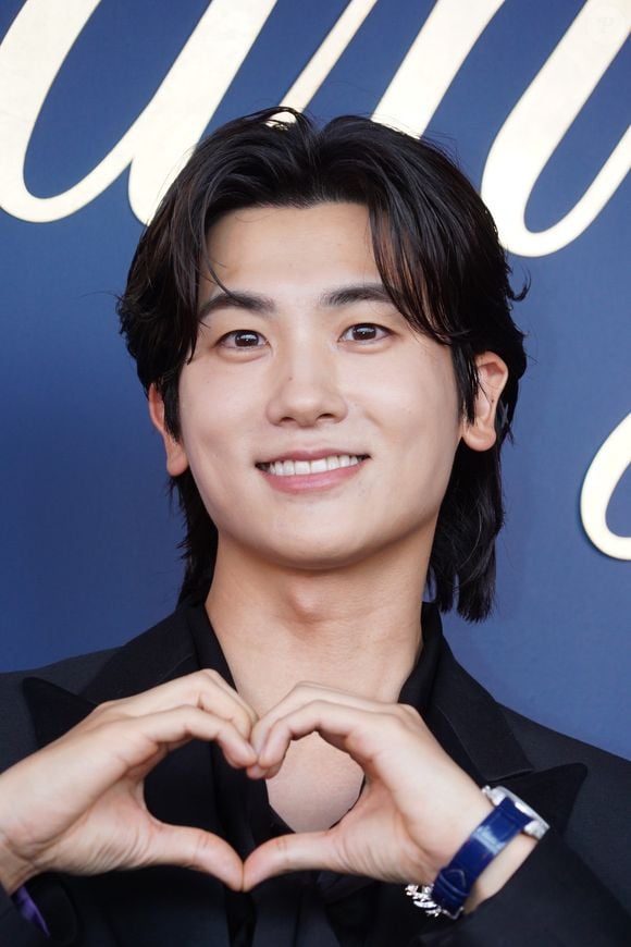 Antes da fama nos doramas, Park Hyung-sik estreou como integrante do grupo de K-pop ZE:A