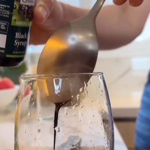 Gisele Bündchen, em seguida, adiciona 2 colheres de xarope de sabugueiro