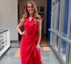Jornalista da Globo, Jacqueline Brazil aposta em diversos looks coloridos para apresentar os telejornais.
