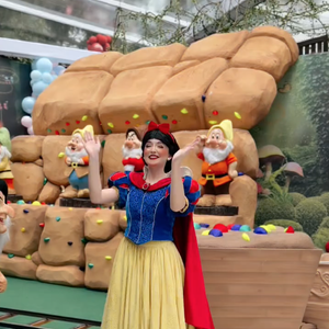 Até mesmo sósias de princesas como a Branca de Neve e Cinderella estiveram na festa