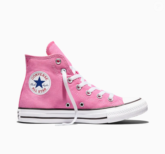 O Converse Chuck Taylor All Star Cano Alto Rosa, vendido por R$ 279,90, resgata a estética esportiva que ajudou a transformar o tênis em peça fashion e combina a delicadeza do rosa com a silhueta clássica do modelo