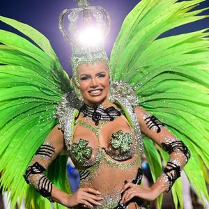 Carnaval 2025 com LED: Thalita Zampirolli, Rainha da Camisa Verde e Branco, usou lâmpada na cabeça