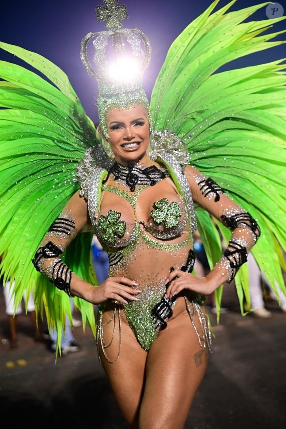 Carnaval 2025 com LED: Thalita Zampirolli, Rainha da Camisa Verde e Branco, usou lâmpada na cabeça