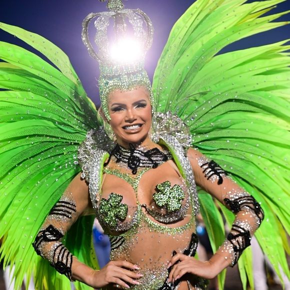 Carnaval 2025 com LED: Thalita Zampirolli, Rainha da Camisa Verde e Branco, usou lâmpada na cabeça