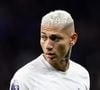 O jogador de futebol Richarlison publicou um vídeo neste sábado (17) cobrando Flávio Bolsonaro por uma ilha em Angra dos Reis
