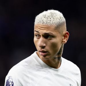 O jogador de futebol Richarlison publicou um vídeo neste sábado (17) cobrando Flávio Bolsonaro por uma ilha em Angra dos Reis