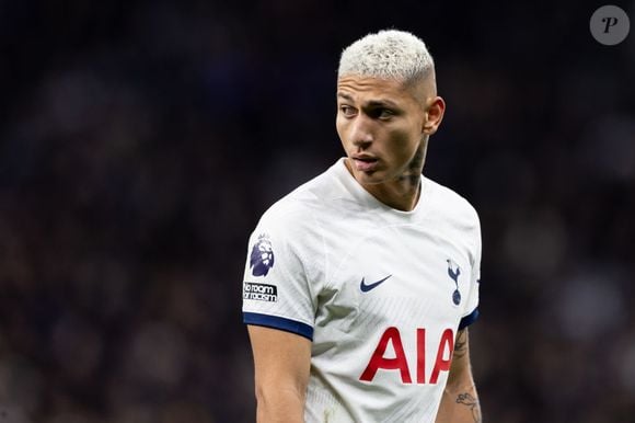 O jogador de futebol Richarlison publicou um vídeo neste sábado (17) cobrando Flávio Bolsonaro por uma ilha em Angra dos Reis
