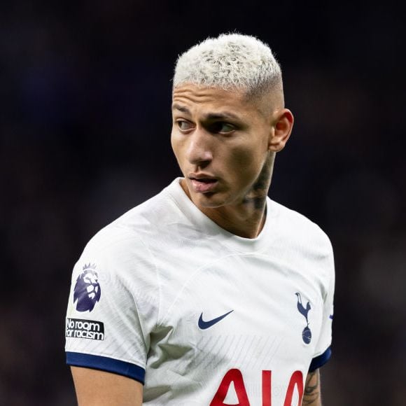 O jogador de futebol Richarlison publicou um vídeo neste sábado (17) cobrando Flávio Bolsonaro por uma ilha em Angra dos Reis