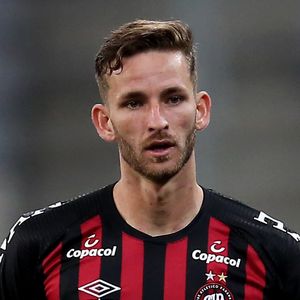 Muito diferente, Léo Pereira mantinha um visual padrão para a época, com barba curta e cabelo de franja