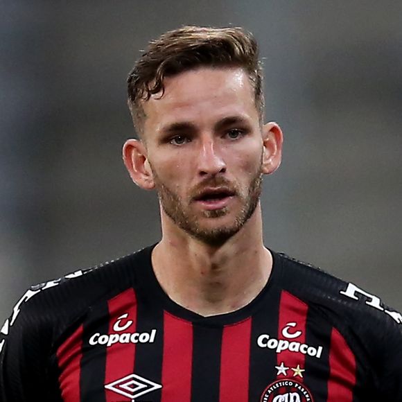 Muito diferente, Léo Pereira mantinha um visual padrão para a época, com barba curta e cabelo de franja