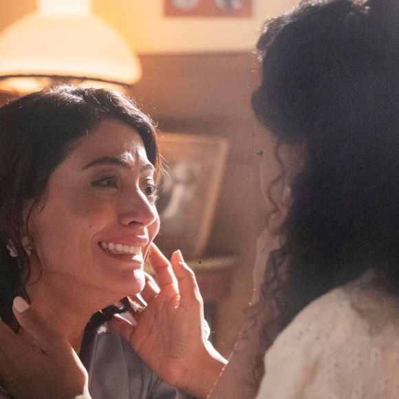 Clarice (Carol Castro) recupera a memória em Garota do Momento e pde perdão a Beatriz (Duda Santos) na novela Vale Tudo