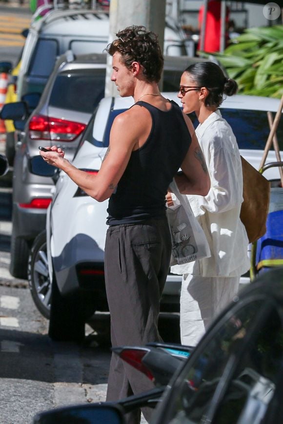 Bruna Marquezine mostra como usar linho no inverno com produção monocromática e oversized durante passeio com Shawn Mendes no Rio