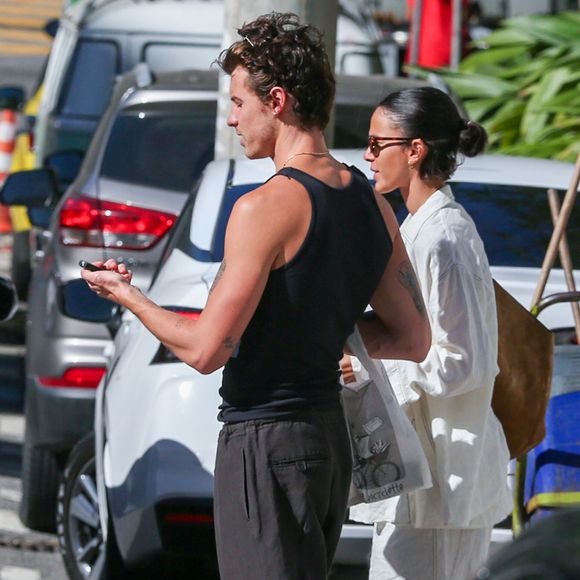 Bruna Marquezine mostra como usar linho no inverno com produção monocromática e oversized durante passeio com Shawn Mendes no Rio