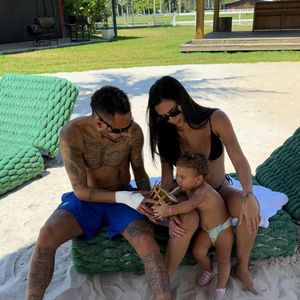 Neymar postou uma foto com Bruna Biancardi e Mavie, primeira filha do casal. A família está atualmente em Mangaratiba, onde o craque tem uma mansão