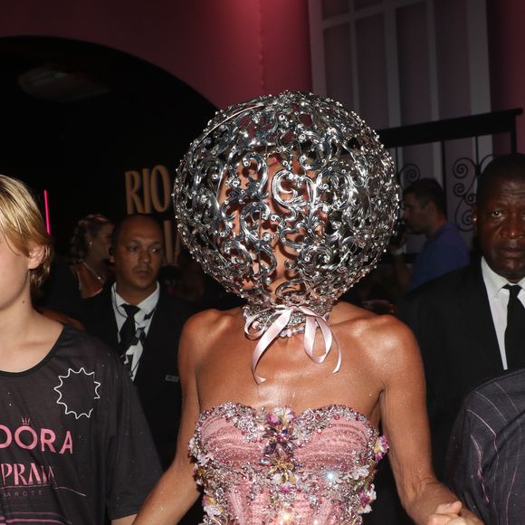 Adriane Galisteu foi à Sapucaí no segundo dia de desfiles do RJ com o filho, Vittorio, e o marido, Alexandre Iódice