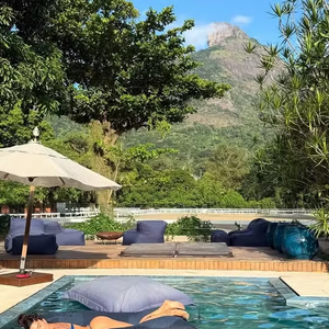Aline Campos adora publicar fotos de biquíni na piscina de sua mansão