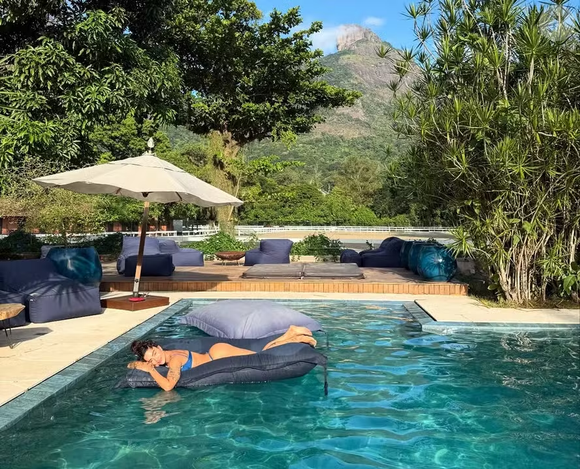 Aline Campos adora publicar fotos de biquíni na piscina de sua mansão