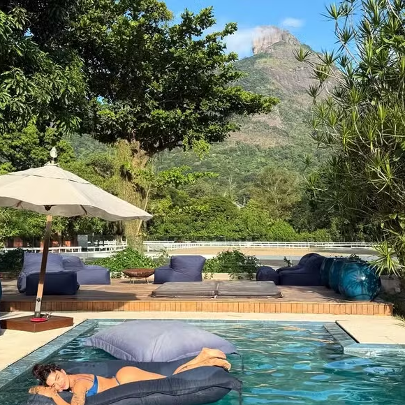 Aline Campos adora publicar fotos de biquíni na piscina de sua mansão