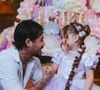 Criança que apresenta sensibilidade a alguns tipos de barulho deve ser acolhida e levada para local mais calmo e ficar longe das caixas de som - na foto, Zé Felipe com a filha Maria Flor, irmã de Maria Alice, esta que apresentou incômodo na hora do parabéns