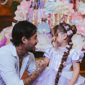 Criança que apresenta sensibilidade a alguns tipos de barulho deve ser acolhida e levada para local mais calmo e ficar longe das caixas de som - na foto, Zé Felipe com a filha Maria Flor, irmã de Maria Alice, esta que apresentou incômodo na hora do parabéns