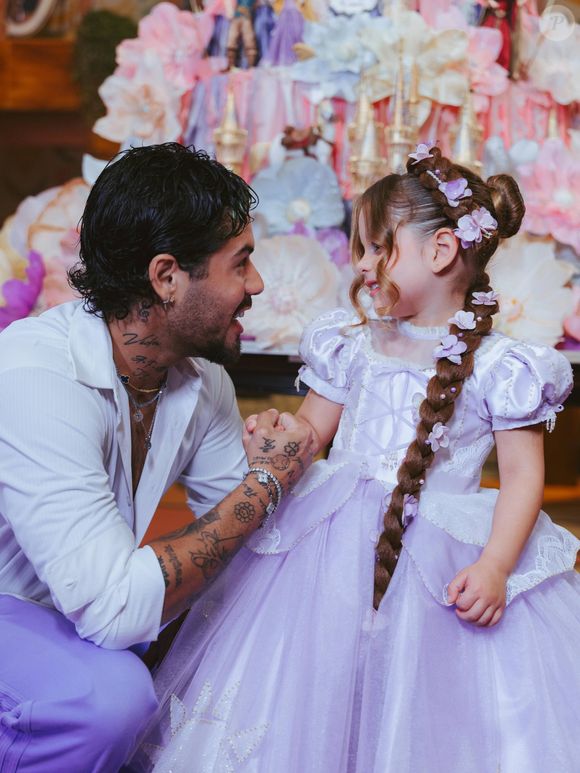 Criança que apresenta sensibilidade a alguns tipos de barulho deve ser acolhida e levada para local mais calmo e ficar longe das caixas de som - na foto, Zé Felipe com a filha Maria Flor, irmã de Maria Alice, esta que apresentou incômodo na hora do parabéns