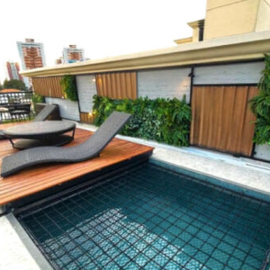 Herni Castelli investe em uma piscina ampla em seu apartamento duplex no Mrumbi