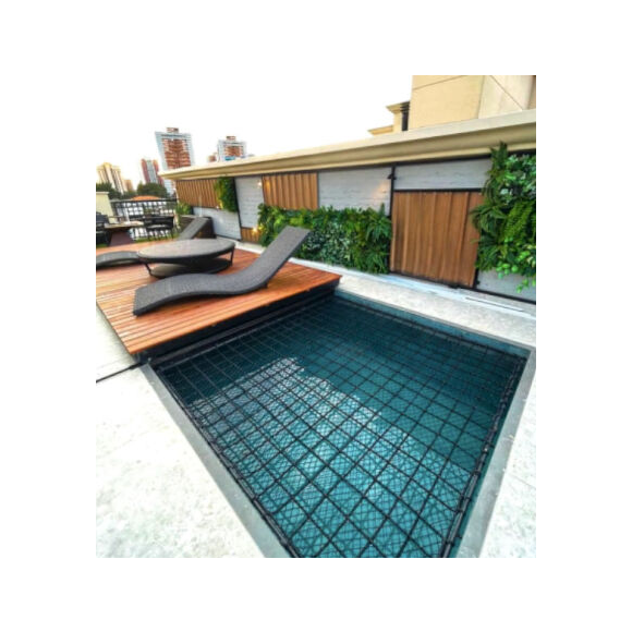 Herni Castelli investe em uma piscina ampla em seu apartamento duplex no Mrumbi