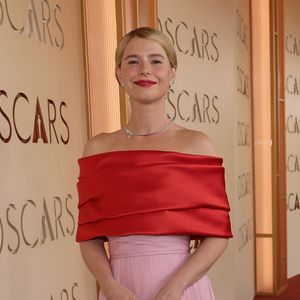 Oscar 2026: vencedora na categoria Melhor Atriz, Jessie Buckley usou batom vermelho combinando com vestido Chanel