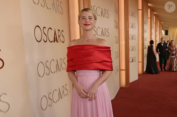 Oscar 2026: vencedora na categoria Melhor Atriz, Jessie Buckley usou batom vermelho combinando com vestido Chanel