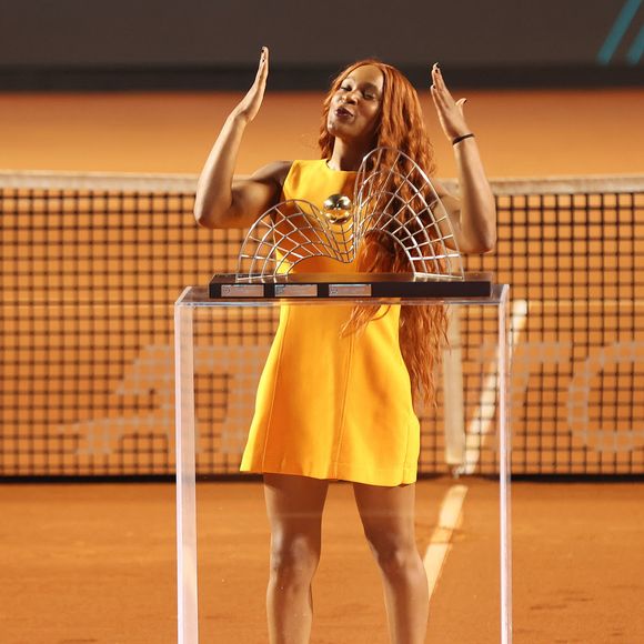 Para completar o look, Rebeca, que agora está ruiva, finalizou a produção com um par de tênis brancos com sola de plataforma da grife Adidas, com detalhes em metálicos em rosé na lateral.