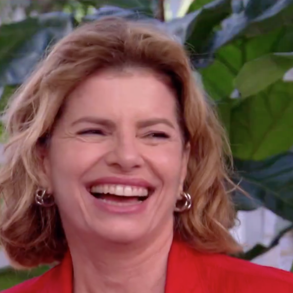 Débora Bloch revelou os detalhes de sua dieta e garantiu que leva marmitas para a TV Globo com 'comida levinha'