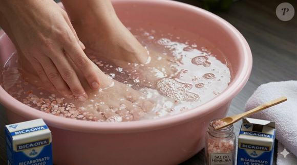 Usar sal do Himalaia além de bicarbonato de sódio para banhar os pés propicia uma melhora no aspecto dos pés e reduz rachaduras.