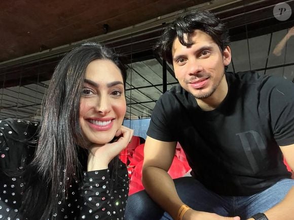 Francine Piaia e o marido, Junior, aparecem em cenas de sexo explícito