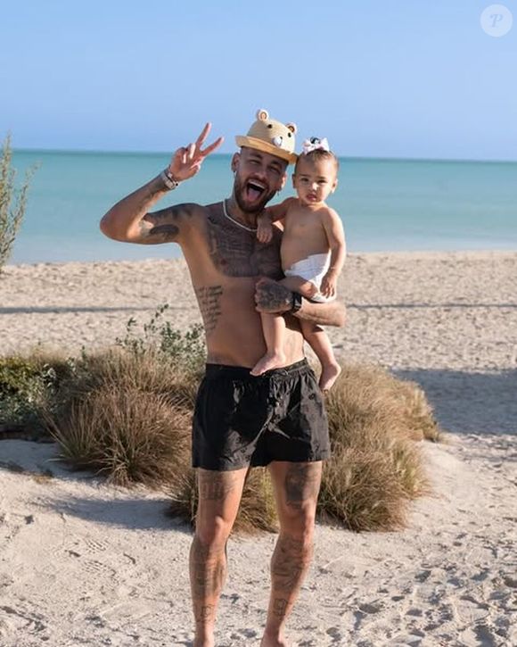 Mavie é a filha do meio de Neymar