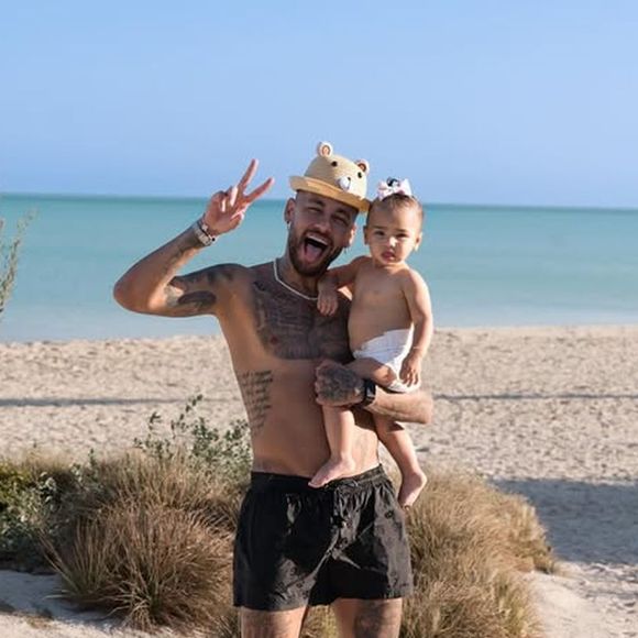Mavie é a filha do meio de Neymar